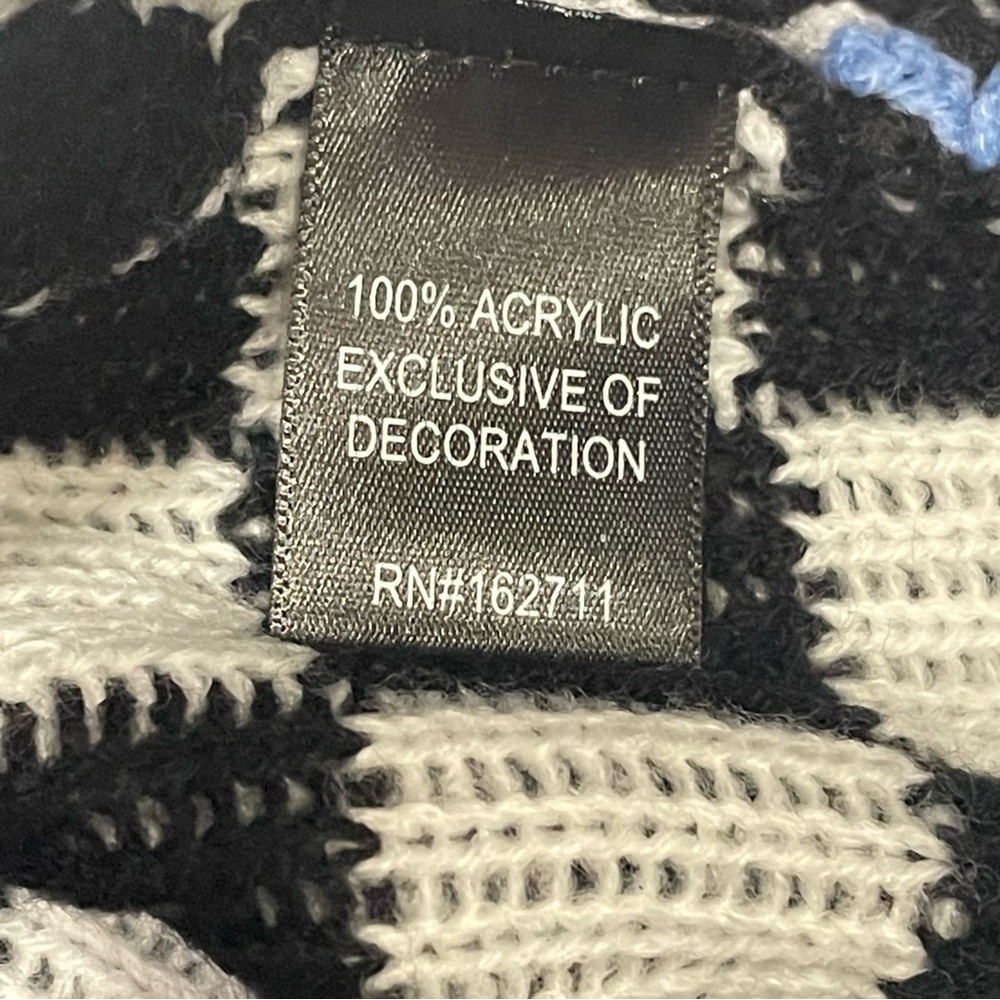Blizzard Bay Checkered Sweater with Cat Design.. Size M. Preowned. Black & white - Picture 6 of 15